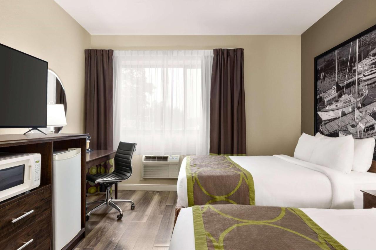 Отель Super 8 By Wyndham Sarnia On Экстерьер фото