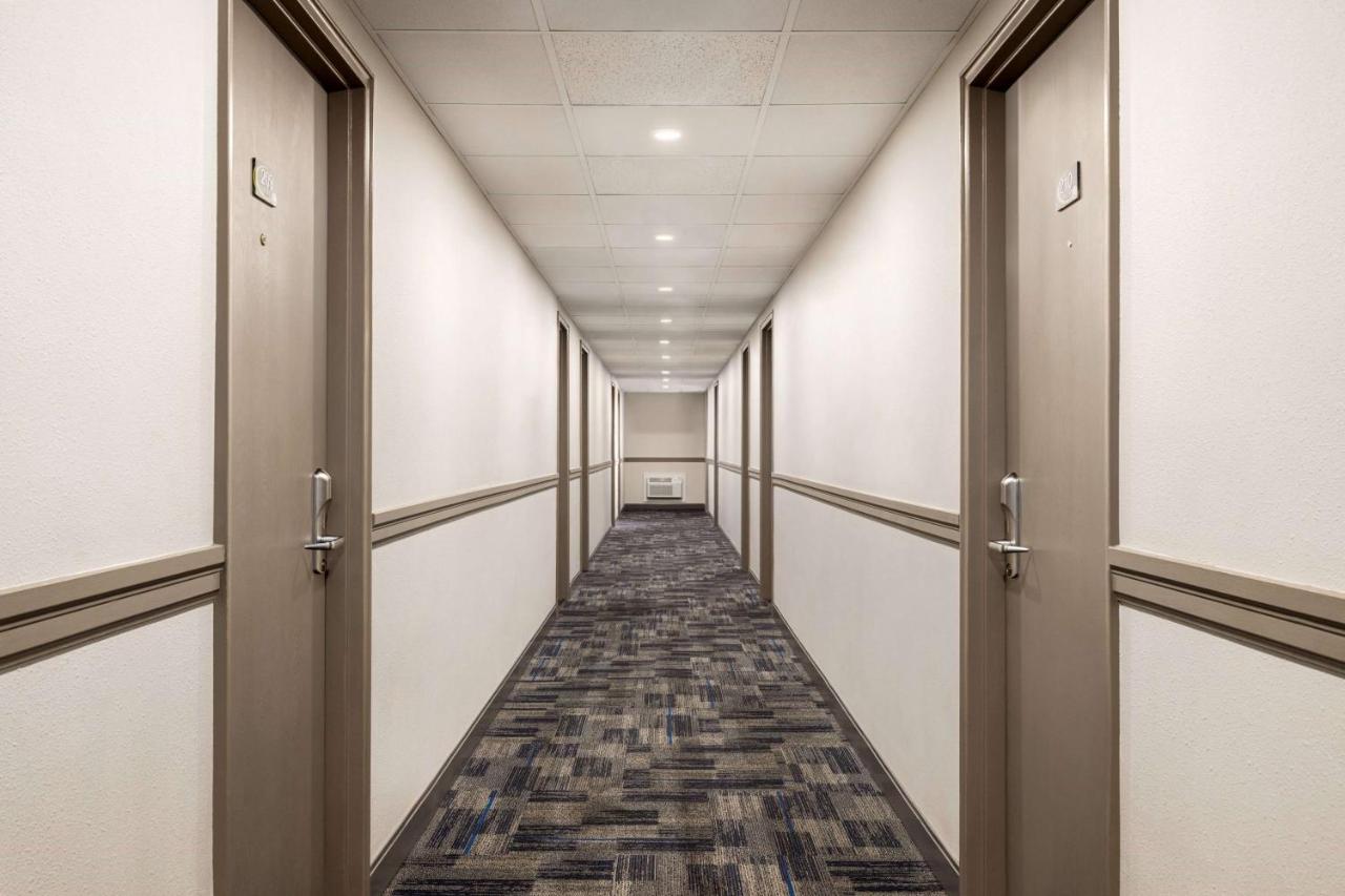 Отель Super 8 By Wyndham Sarnia On Экстерьер фото