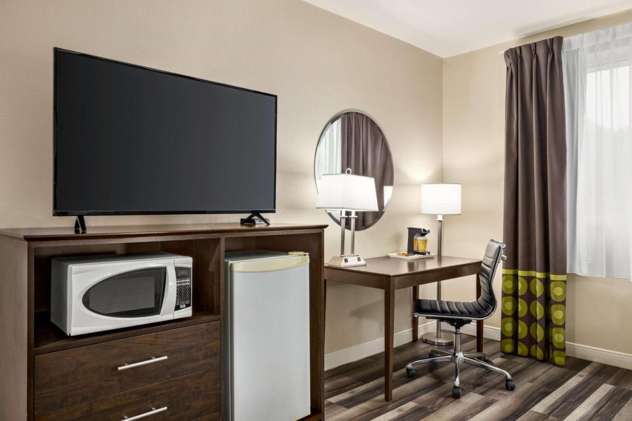 Отель Super 8 By Wyndham Sarnia On Экстерьер фото